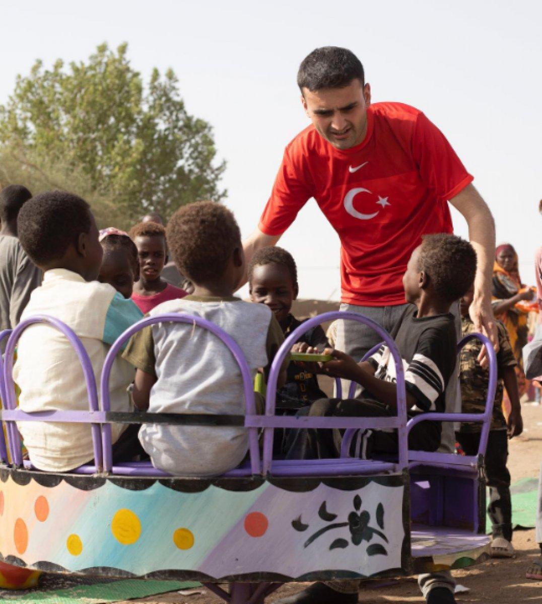 CZN Burak'tan Afrikalı çocuklara bayram sürprizi