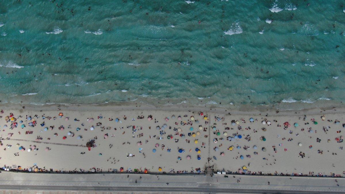 Çeşme tatilcilerin akınına uğradı