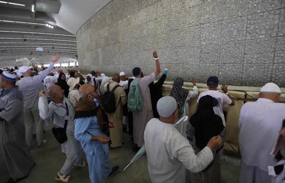 Hacılar şeytan taşlamaya devam ediyor