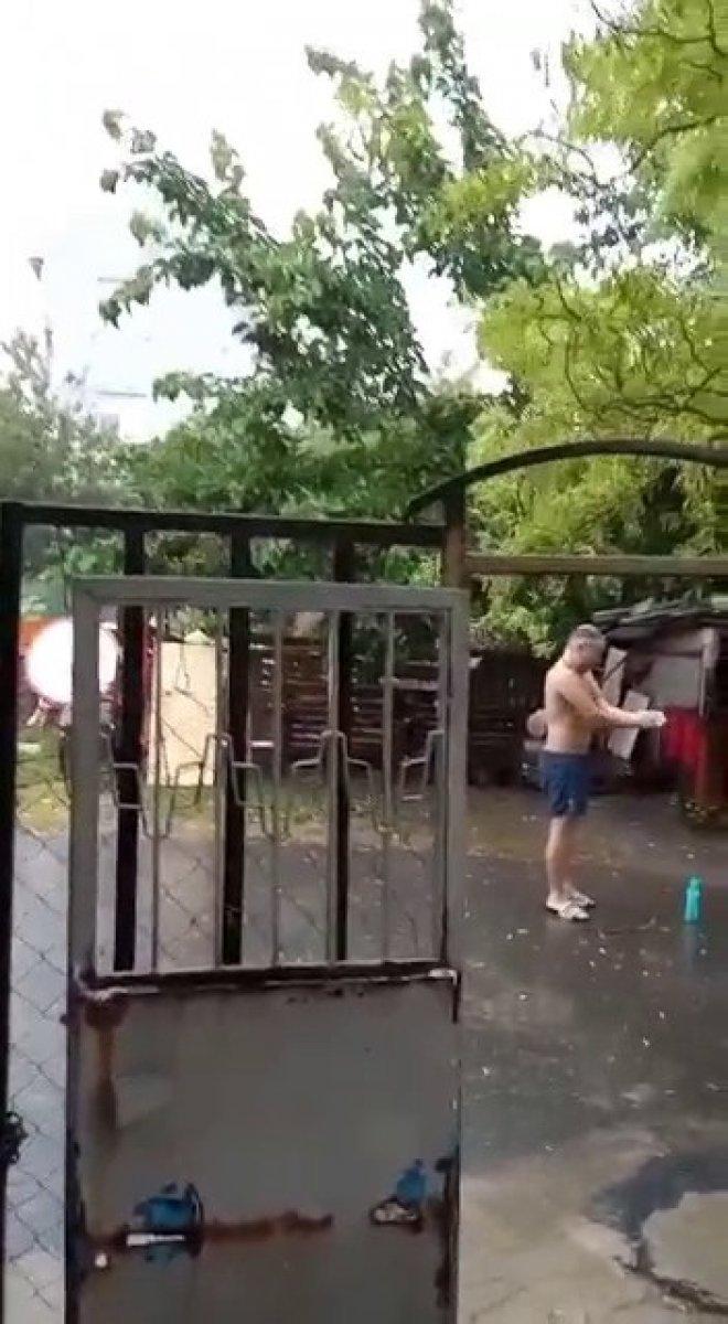 Arnavutköy'de yağmur yağarken şampuanla yıkandı