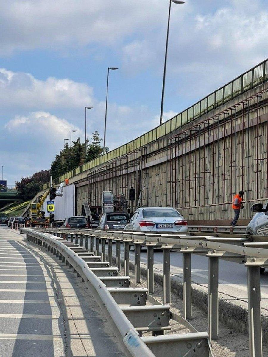 İBB, söktüğü dikey bahçeleri reklam panolarıyla doldurdu