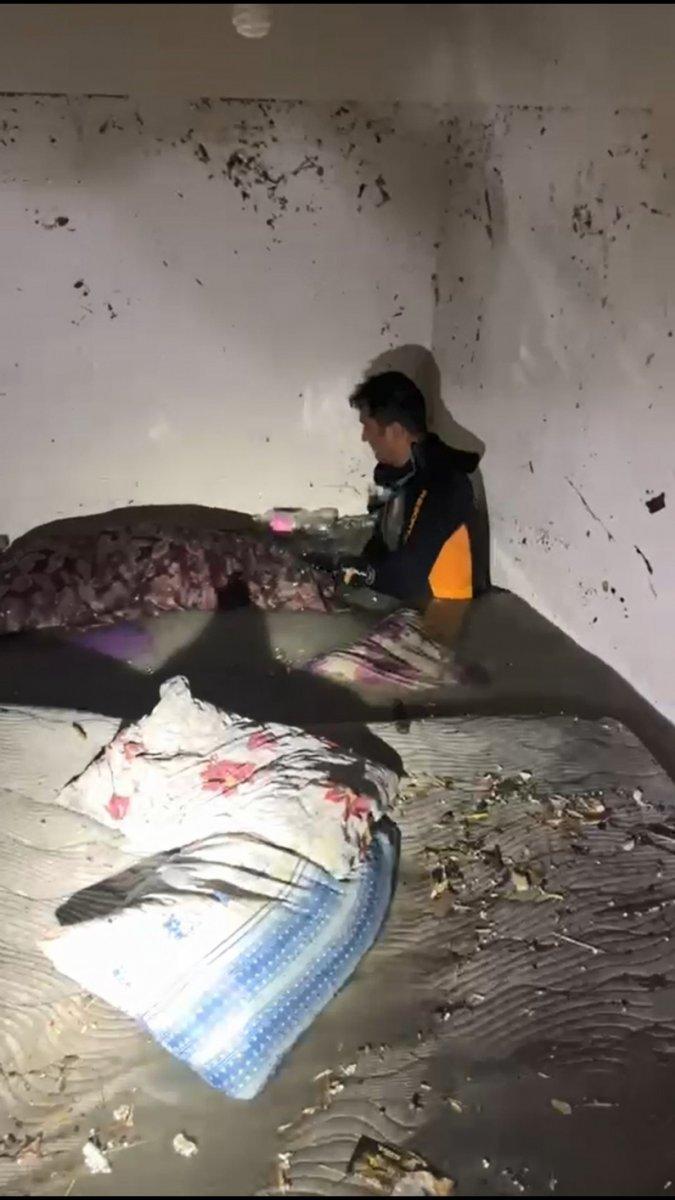 İstanbul’da sağanak felakete dönüştü: Kamyonlar suya gömüldü