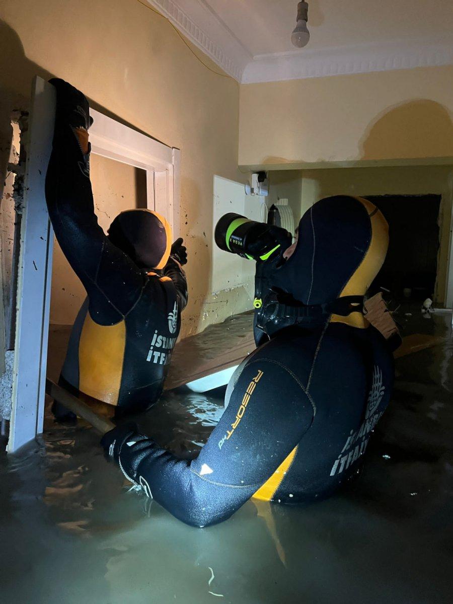 İstanbul’da sağanak felakete dönüştü: Kamyonlar suya gömüldü