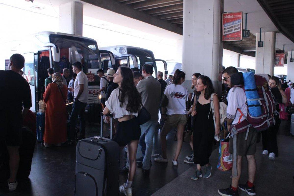 Tatil beldelerinde bayram yoğunluğu: Otellerde boş yer kalmadı
