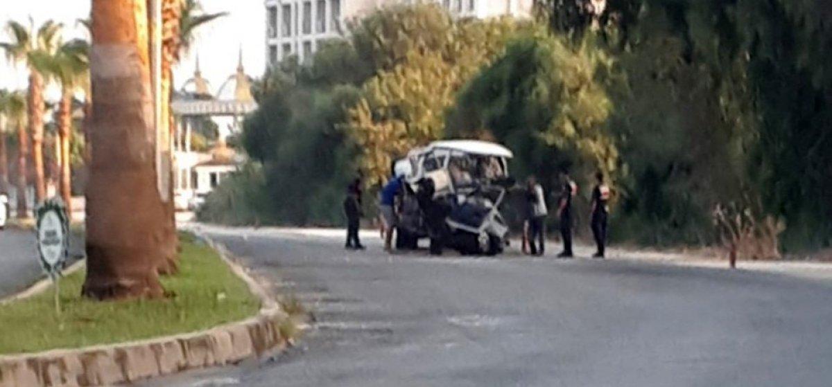 Antalya'da palmiyeye çarpan araç ikiye ayrıldı: 4 ağır yaralı