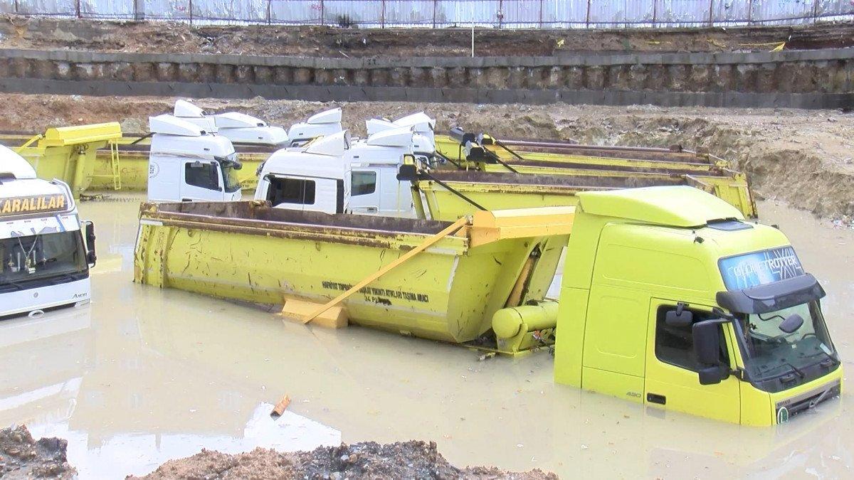 İstanbul’da sağanak felakete dönüştü: Kamyonlar suya gömüldü