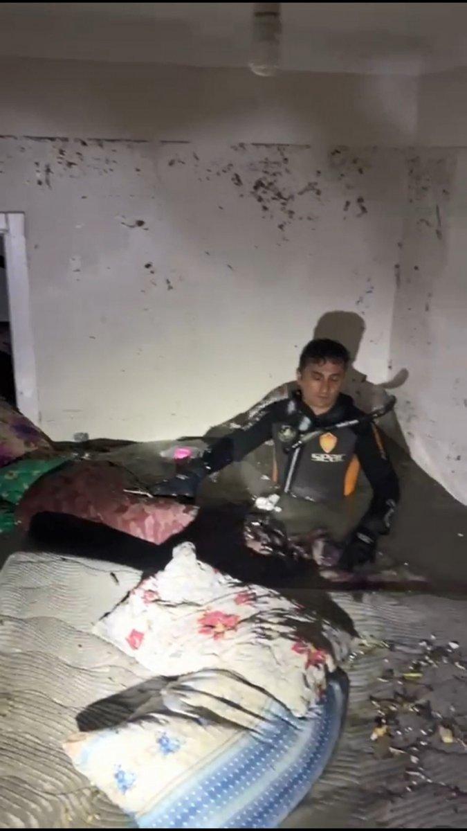 İstanbul’da sağanak felakete dönüştü: Kamyonlar suya gömüldü