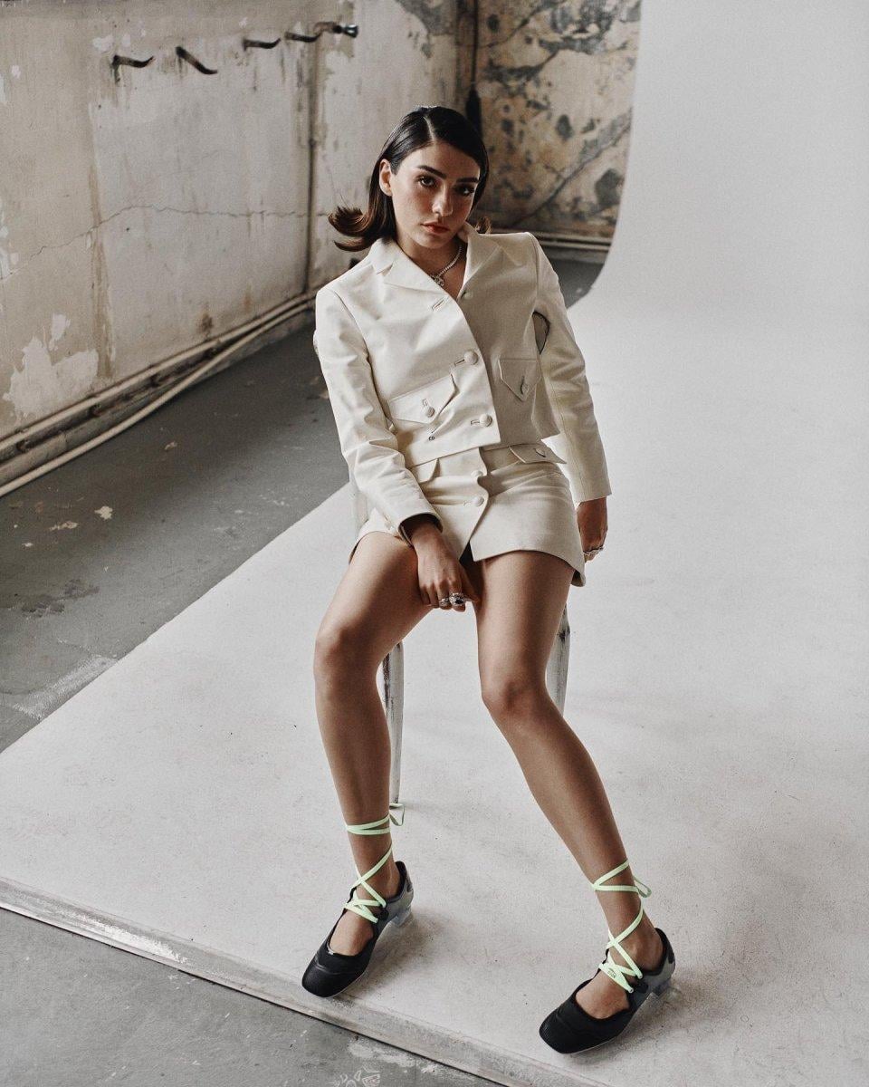 Hazar Ergüçlü’nün bikinili paylaşımı dikkat çekti