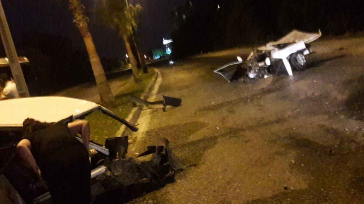 Antalya'da palmiyeye çarpan araç ikiye ayrıldı: 4 ağır yaralı