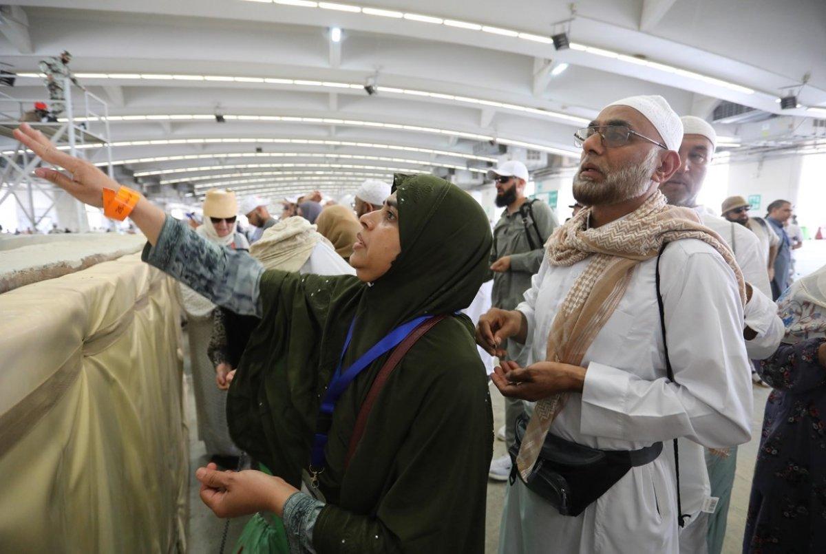 Hacılar şeytan taşlamaya devam ediyor