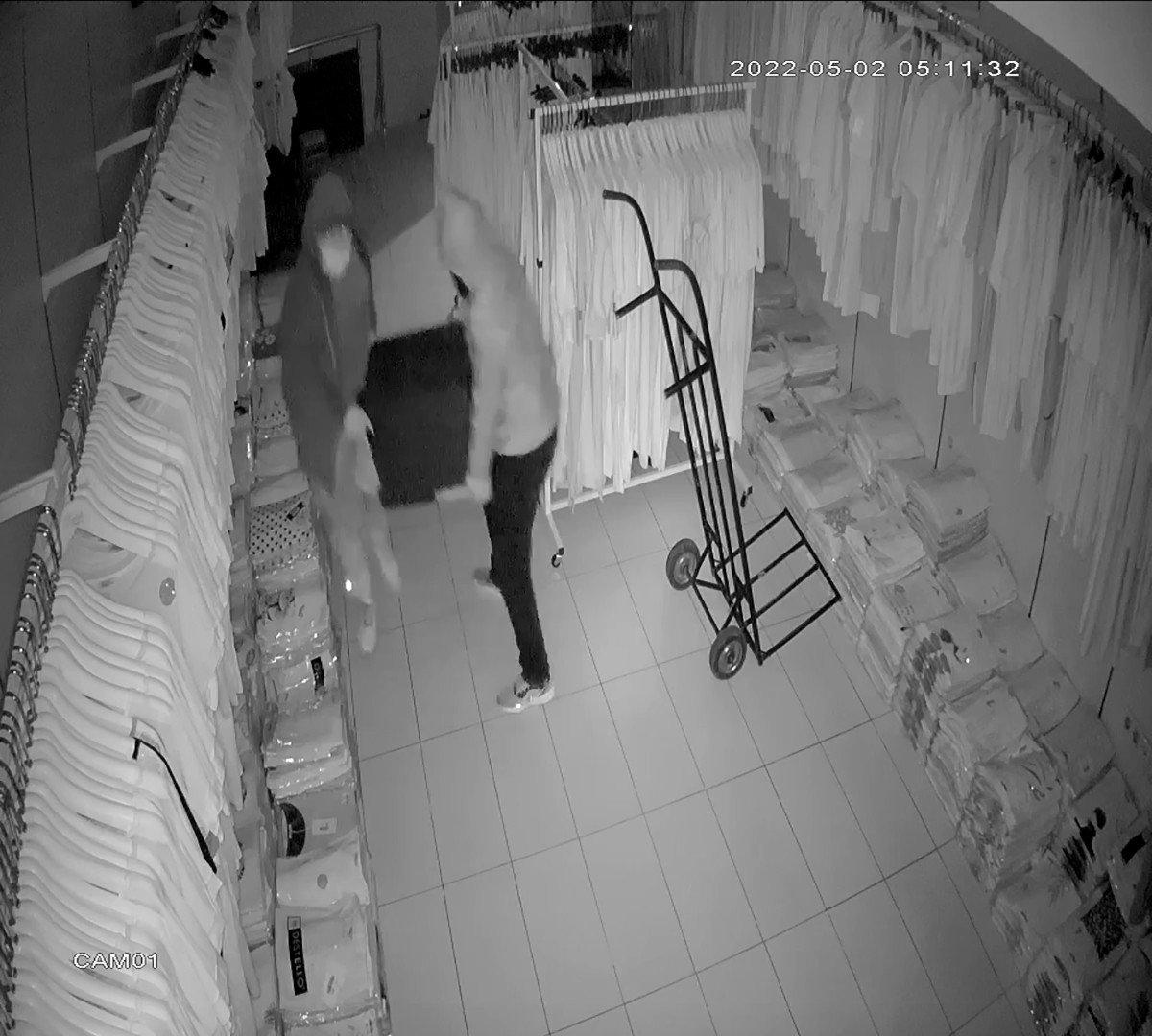 Fatih'te para dolu kasayı çaldılar: O anlar