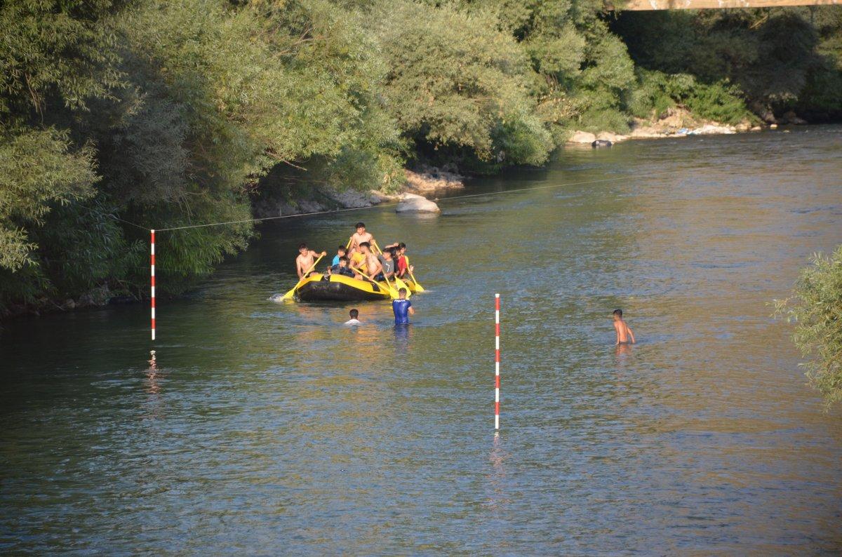Şırnaklı çocukların bayramda rafting heyecanı