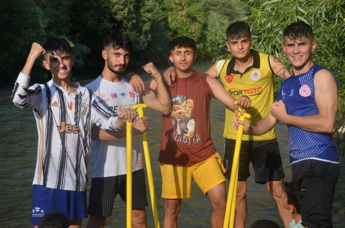 Şırnaklı çocukların bayramda rafting heyecanı
