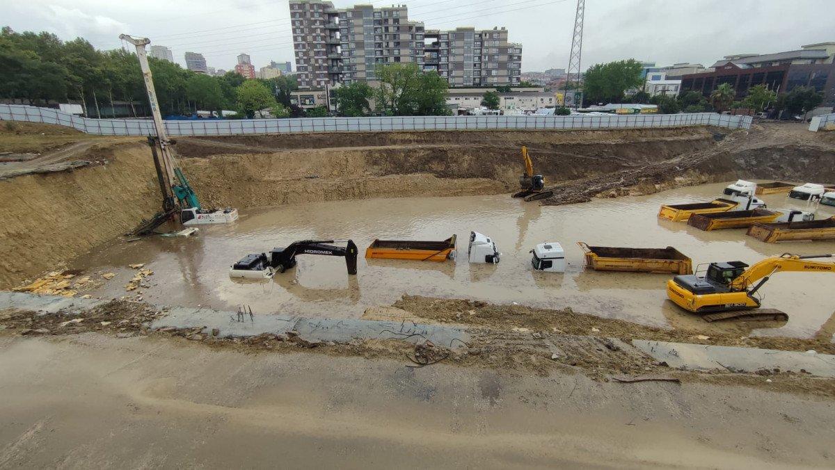 Bağcılarda 11 kamyon ve 4 iş makinesi sular altında kaldı