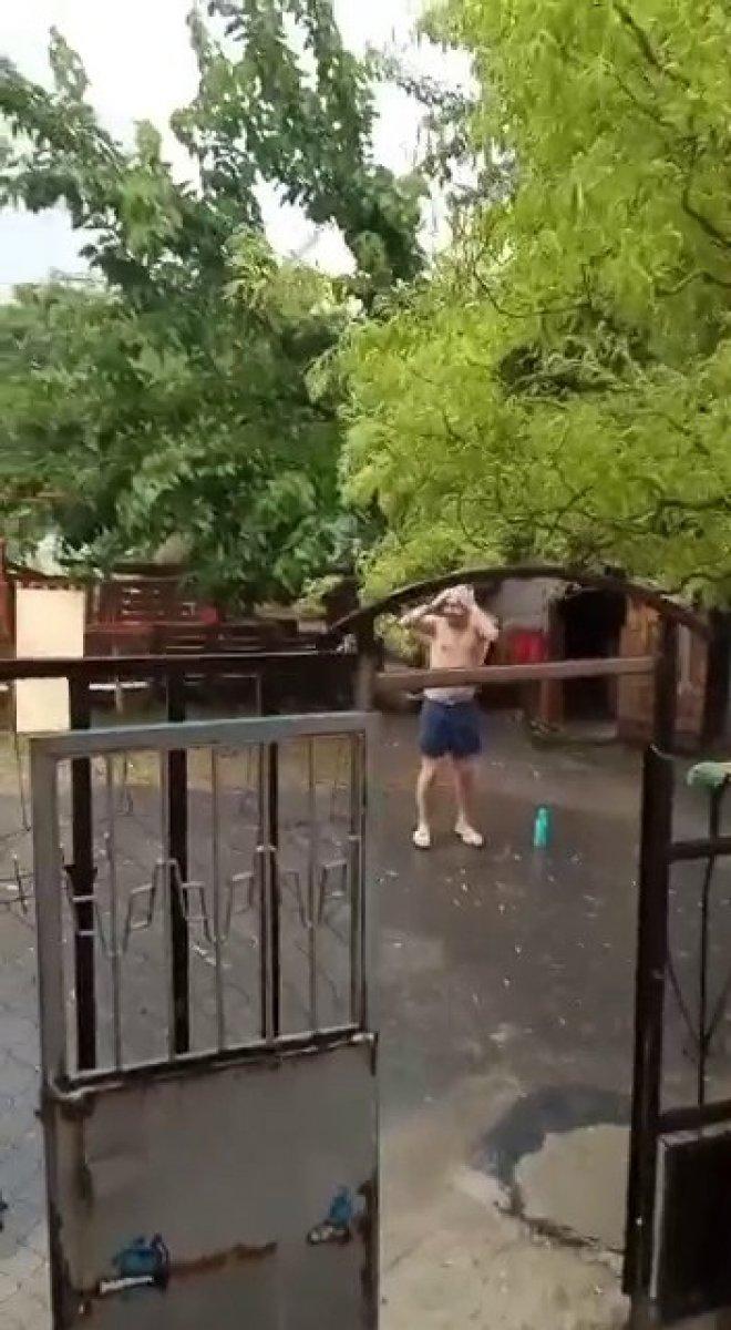 Arnavutköy'de yağmur yağarken şampuanla yıkandı