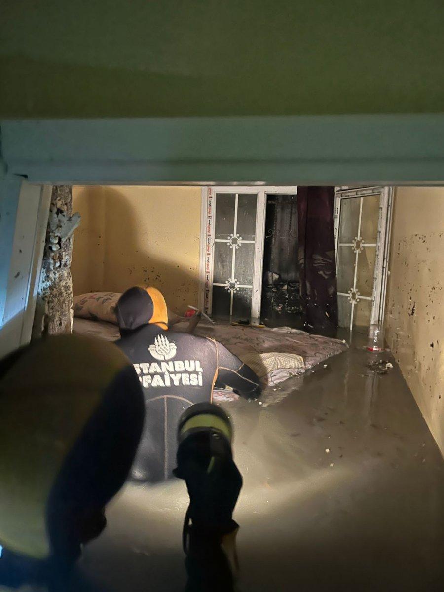 İstanbul’da sağanak felakete dönüştü: Kamyonlar suya gömüldü