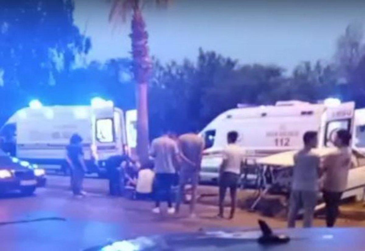Antalya'da palmiyeye çarpan araç ikiye ayrıldı: 4 ağır yaralı
