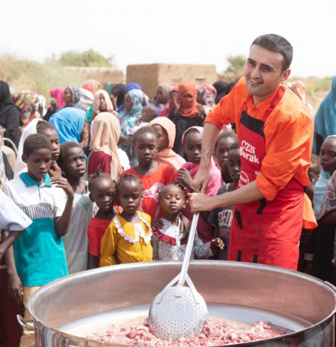 CZN Burak'tan Afrikalı çocuklara bayram sürprizi