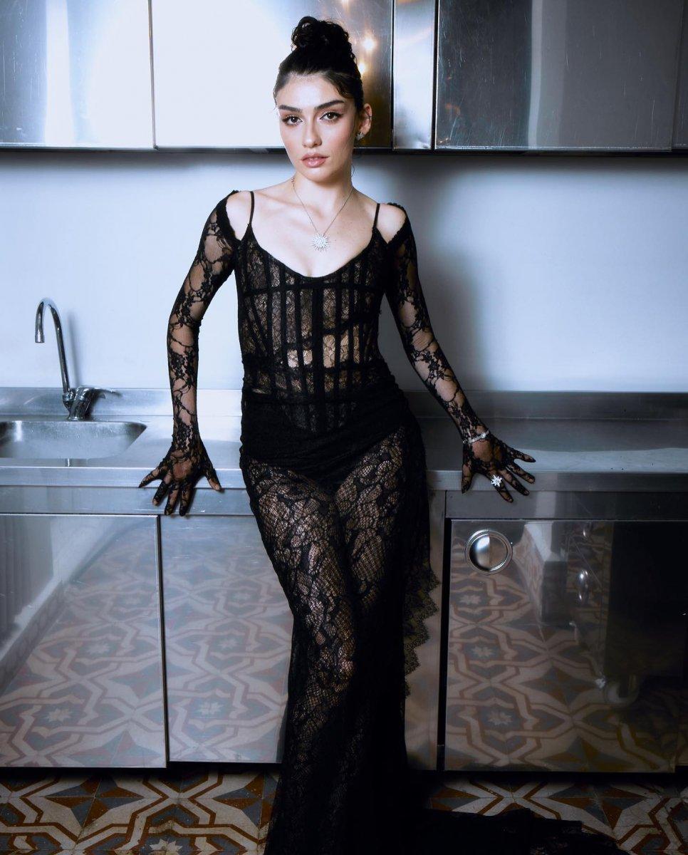 Hazar Ergüçlü’nün bikinili paylaşımı dikkat çekti