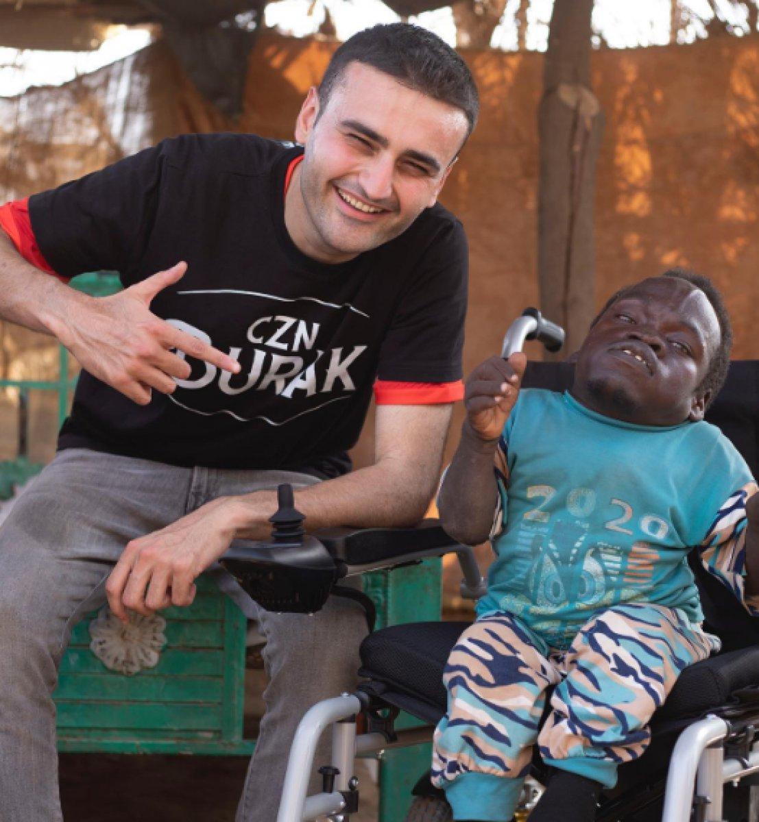 CZN Burak'tan Afrikalı çocuklara bayram sürprizi