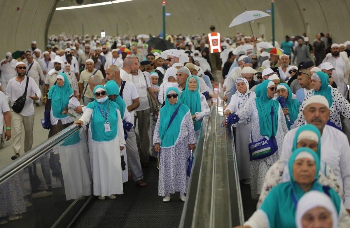 Hacılar şeytan taşlamaya devam ediyor