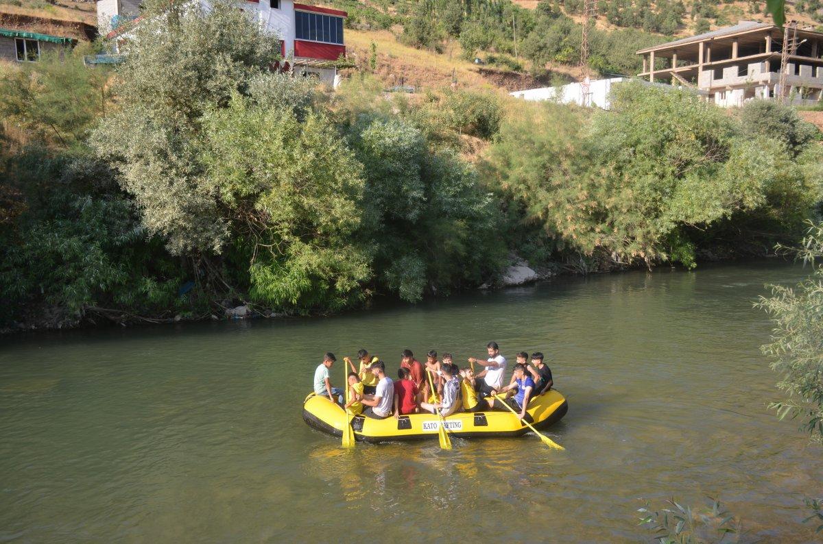 Şırnaklı çocukların bayramda rafting heyecanı