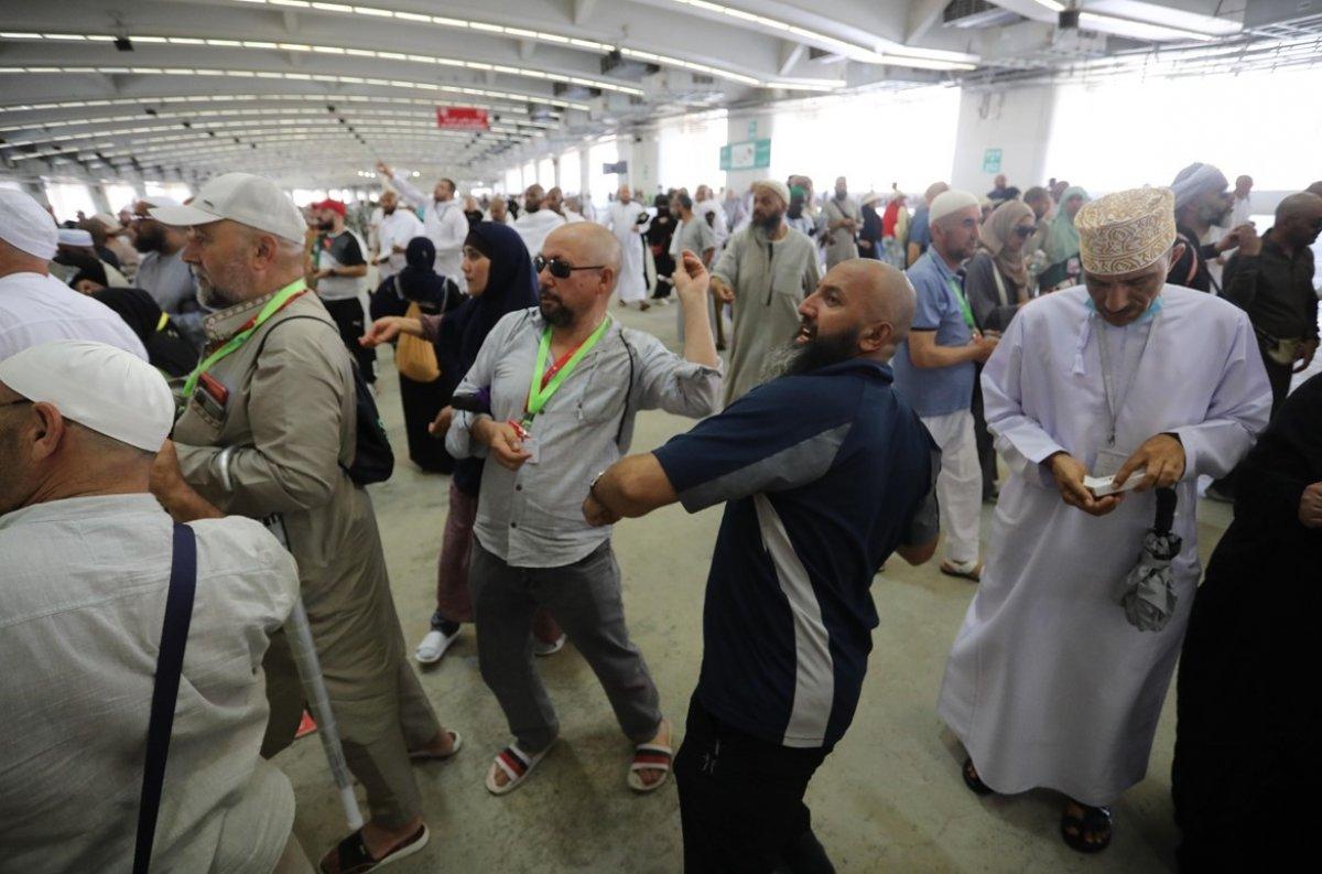 Hacılar şeytan taşlamaya devam ediyor