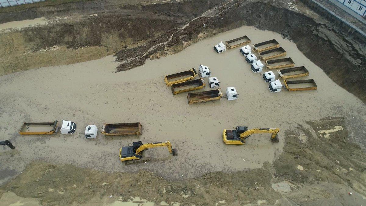 Bağcılarda 11 kamyon ve 4 iş makinesi sular altında kaldı