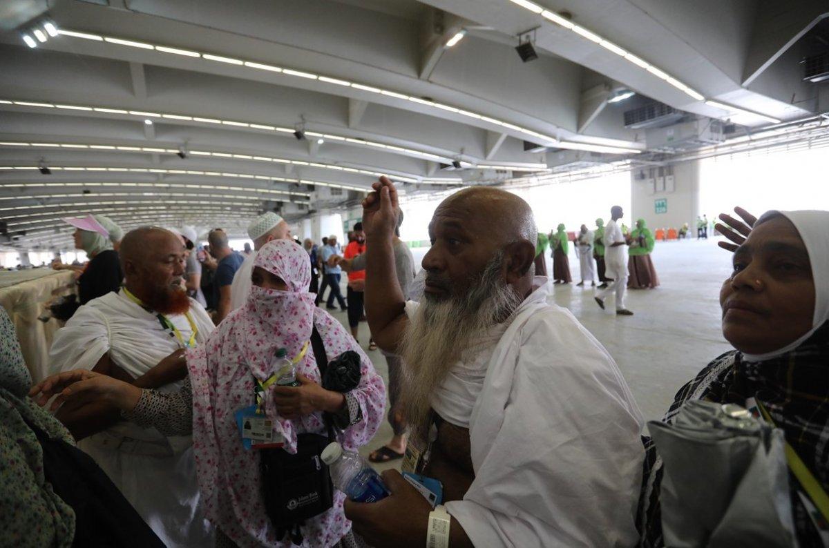 Hacılar şeytan taşlamaya devam ediyor