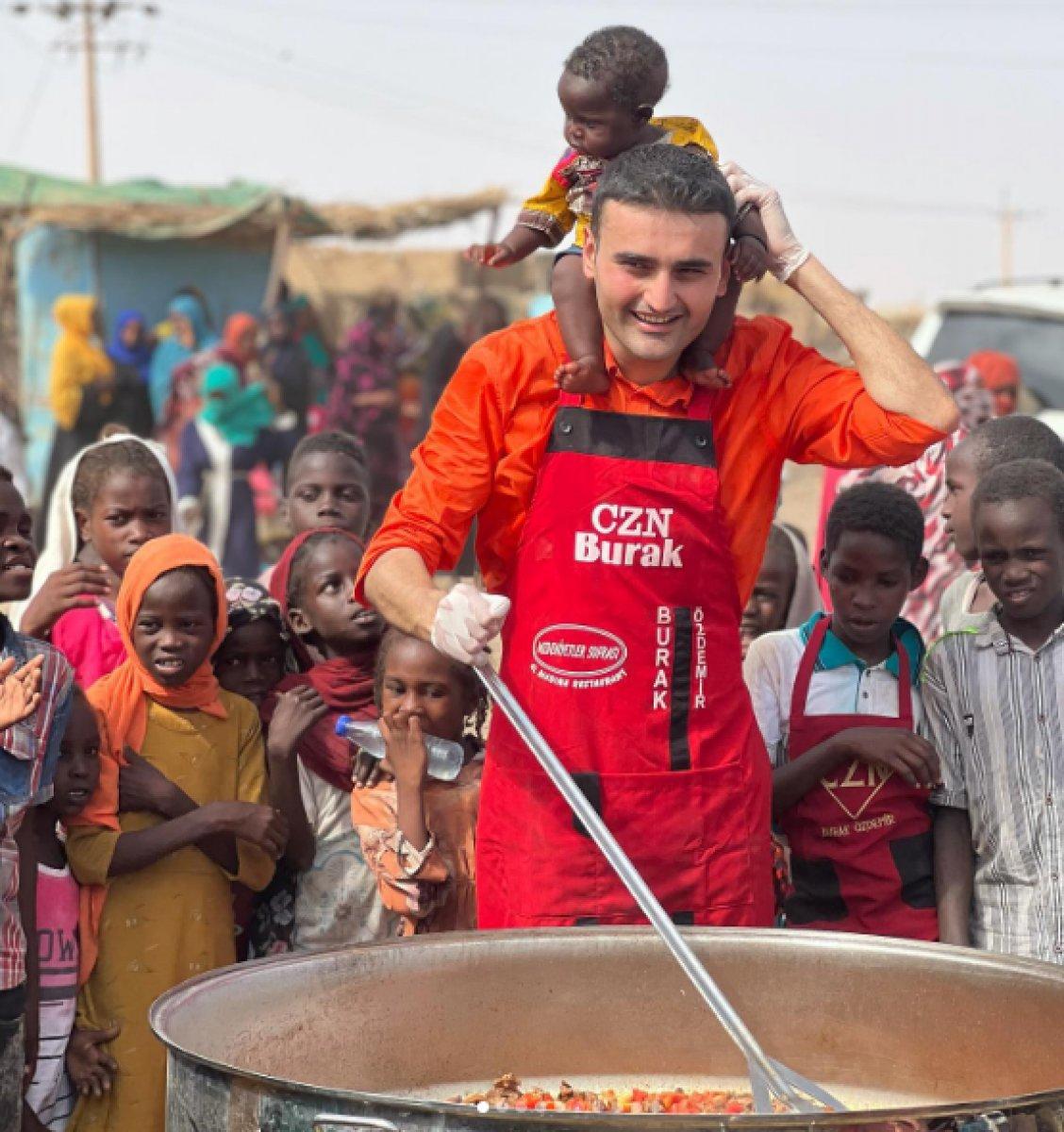 CZN Burak'tan Afrikalı çocuklara bayram sürprizi