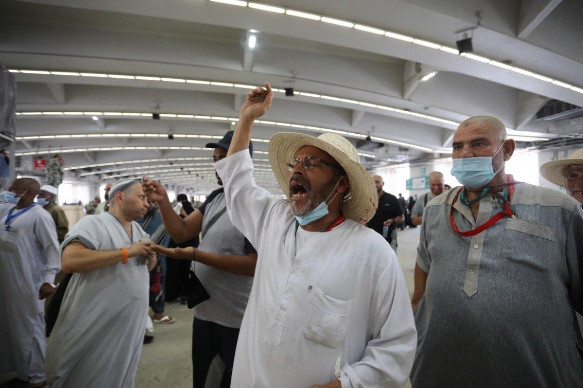 Hacılar şeytan taşlamaya devam ediyor