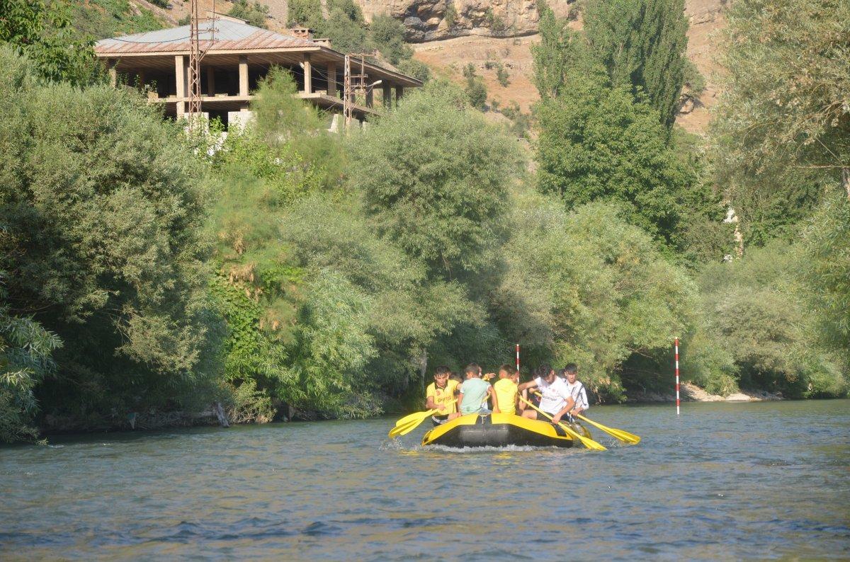 Şırnaklı çocukların bayramda rafting heyecanı