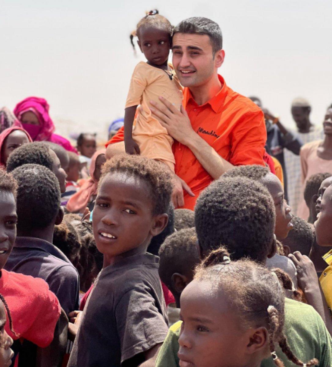 CZN Burak'tan Afrikalı çocuklara bayram sürprizi