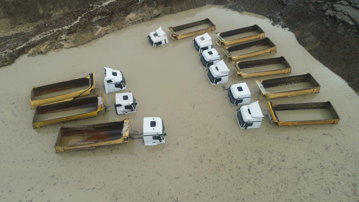 İstanbul’da sağanak felakete dönüştü: Kamyonlar suya gömüldü