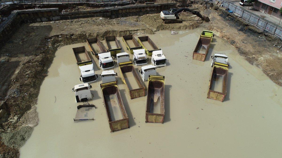 İstanbul’da sağanak felakete dönüştü: Kamyonlar suya gömüldü