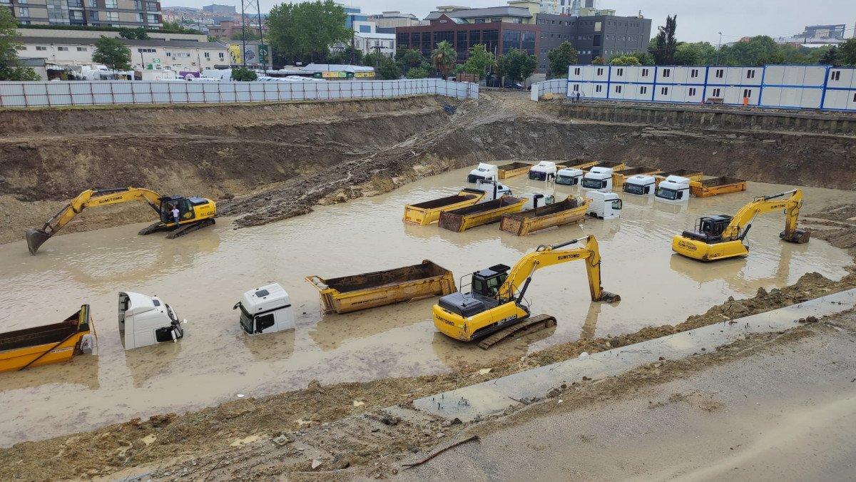 Bağcılarda 11 kamyon ve 4 iş makinesi sular altında kaldı