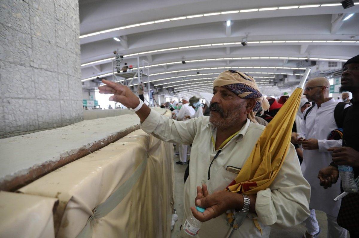 Hacılar şeytan taşlamaya devam ediyor