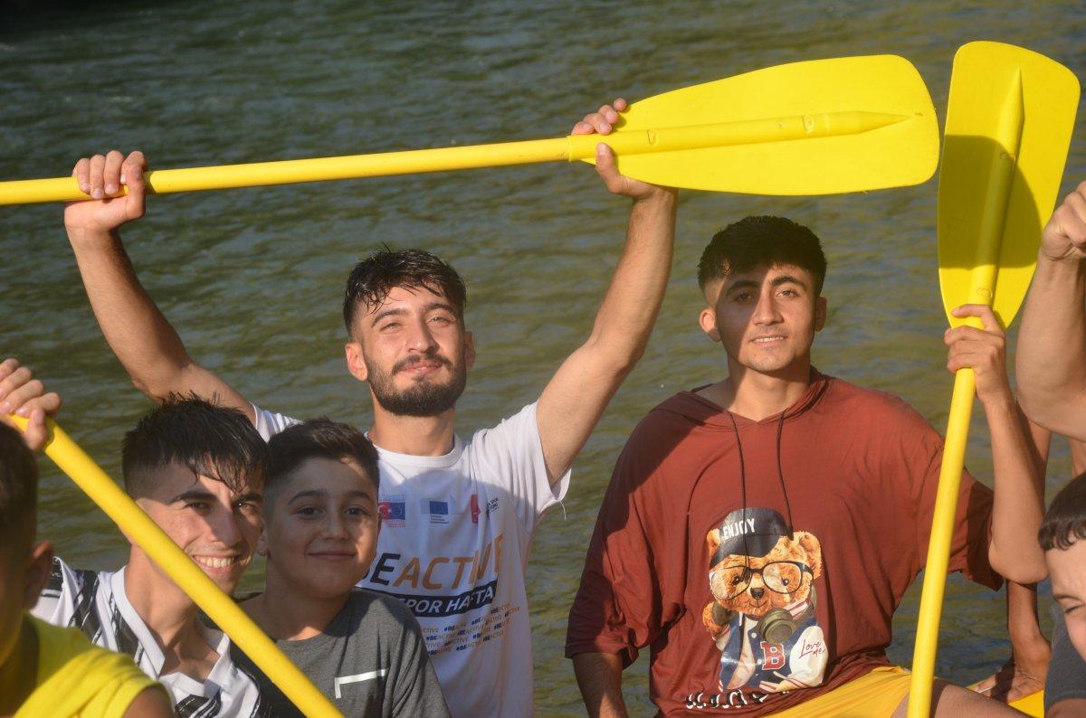 Şırnaklı çocukların bayramda rafting heyecanı