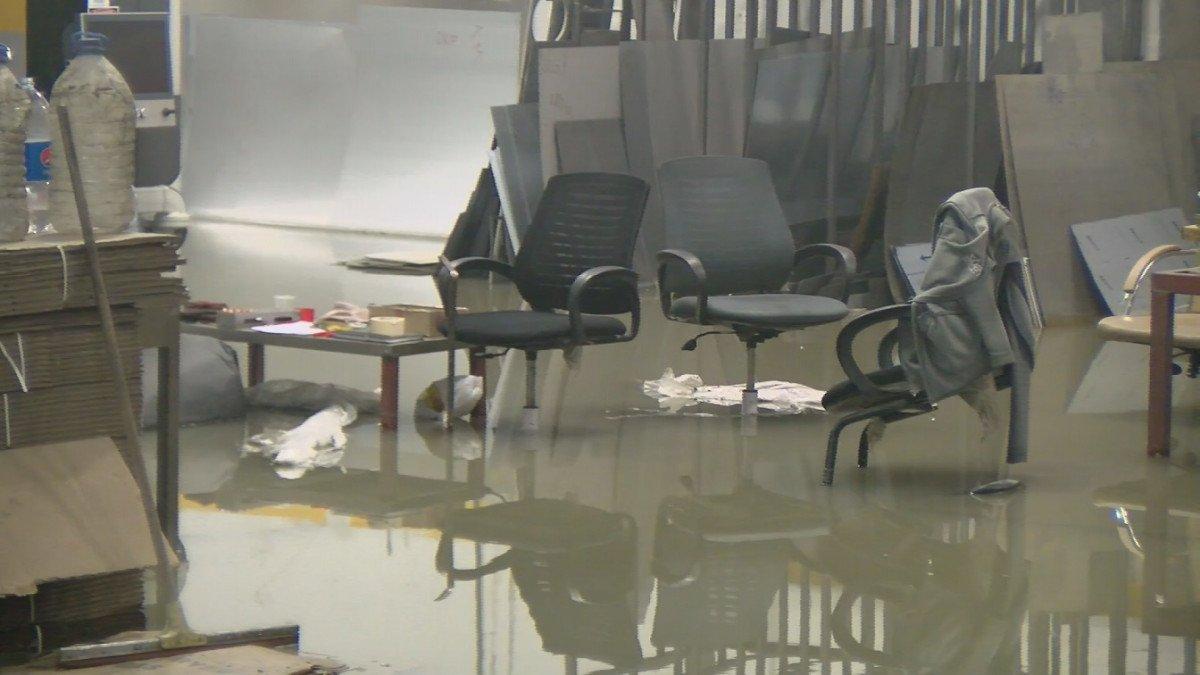 Esenyurt'ta sağanak sonrası fabrikayı su bastı