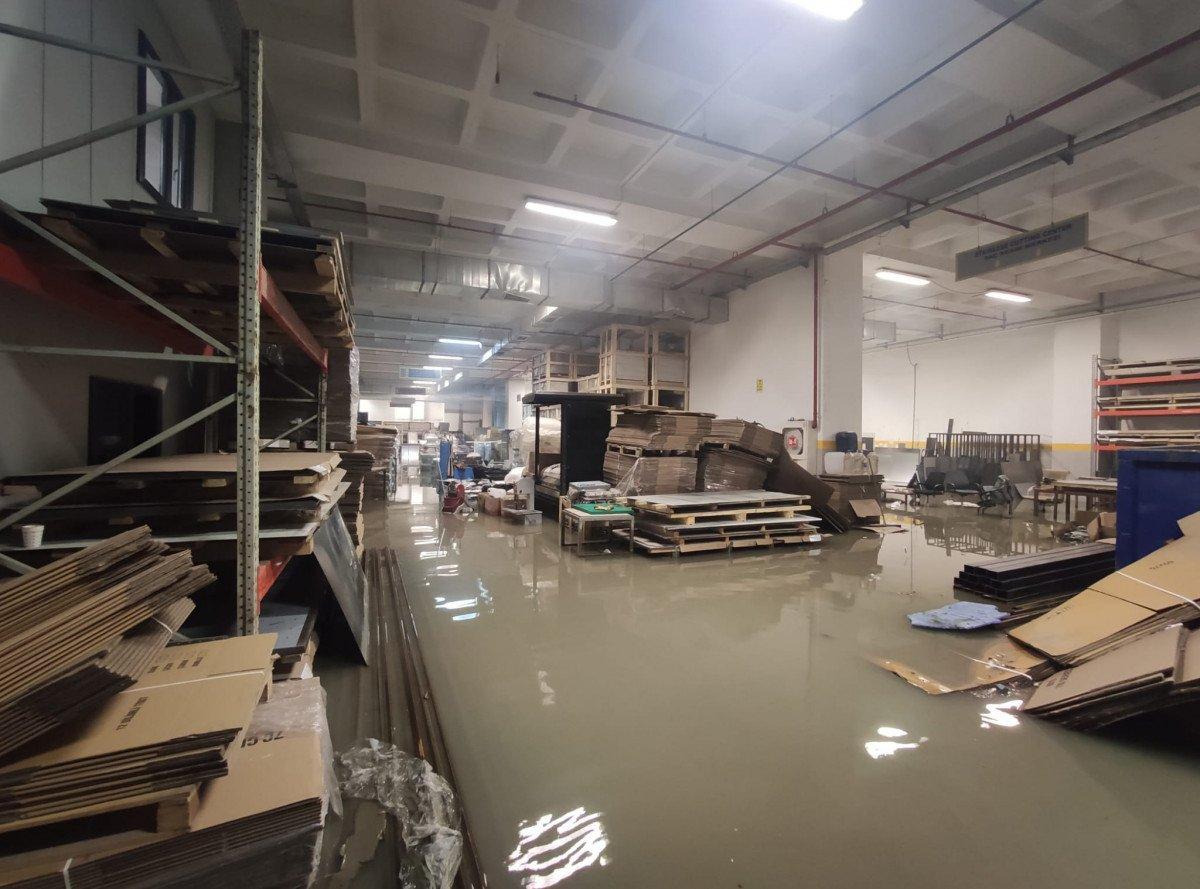 Esenyurt'ta sağanak sonrası fabrikayı su bastı