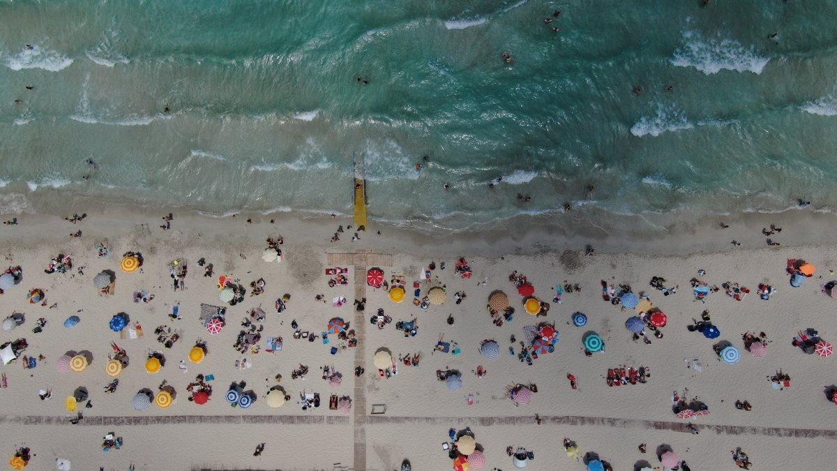 Çeşme tatilcilerin akınına uğradı