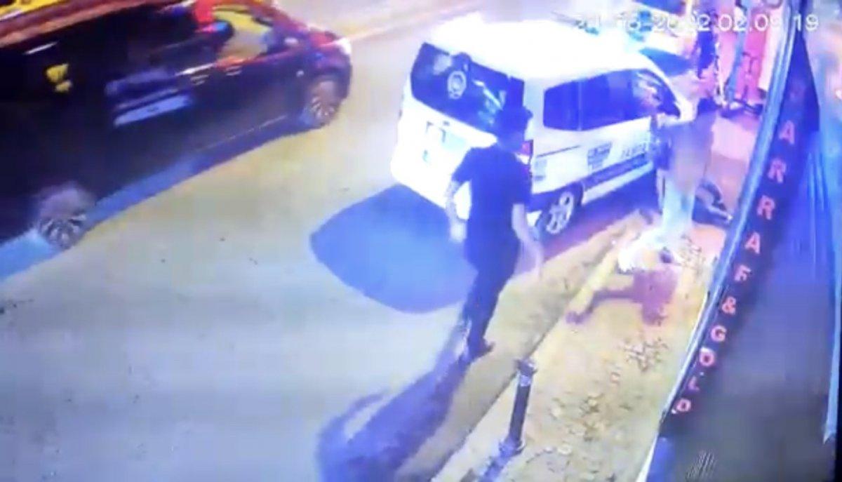 Beşiktaş'ta zabıtalarla afiş kavgasında ortalık karıştı