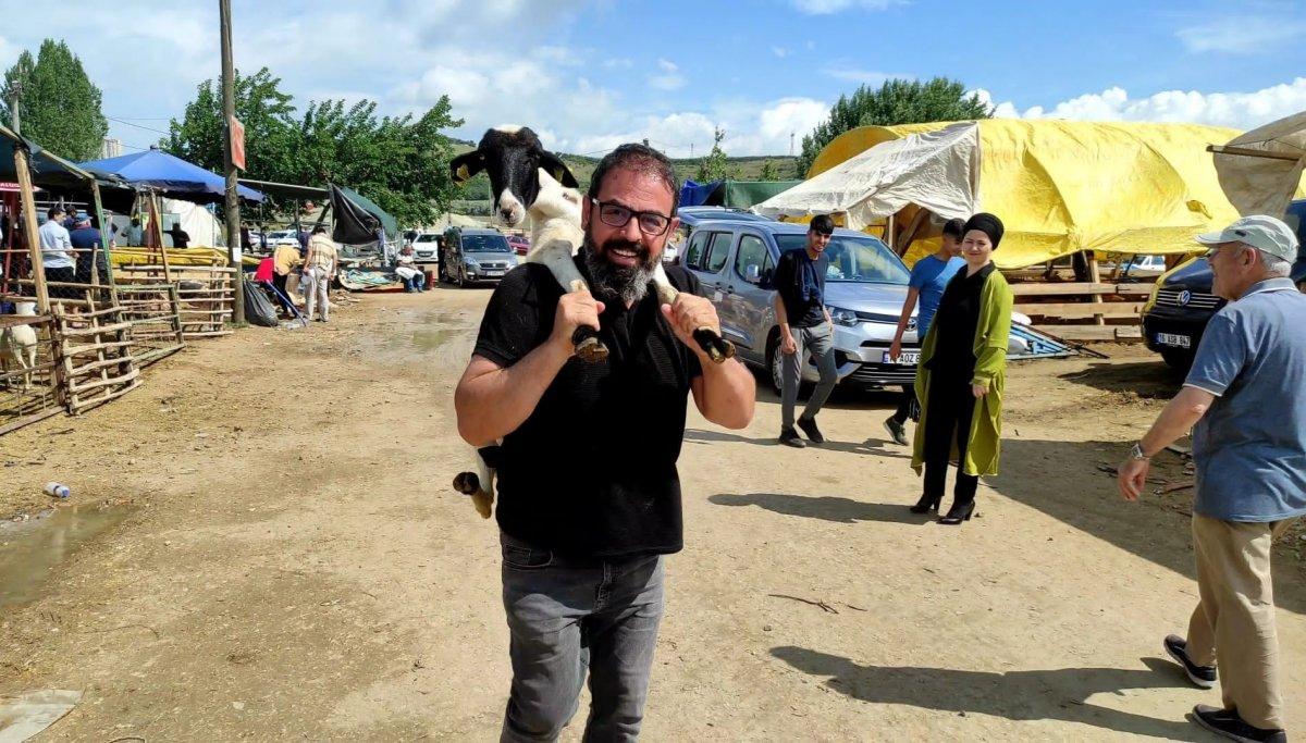 Bursa'da kurbanlığını çocuğu gibi sırtında götürdü