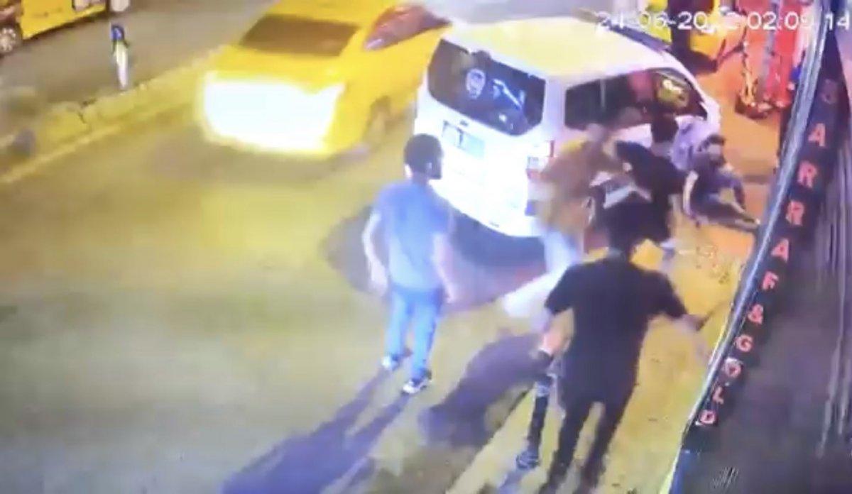 Beşiktaş'ta zabıtalarla afiş kavgasında ortalık karıştı