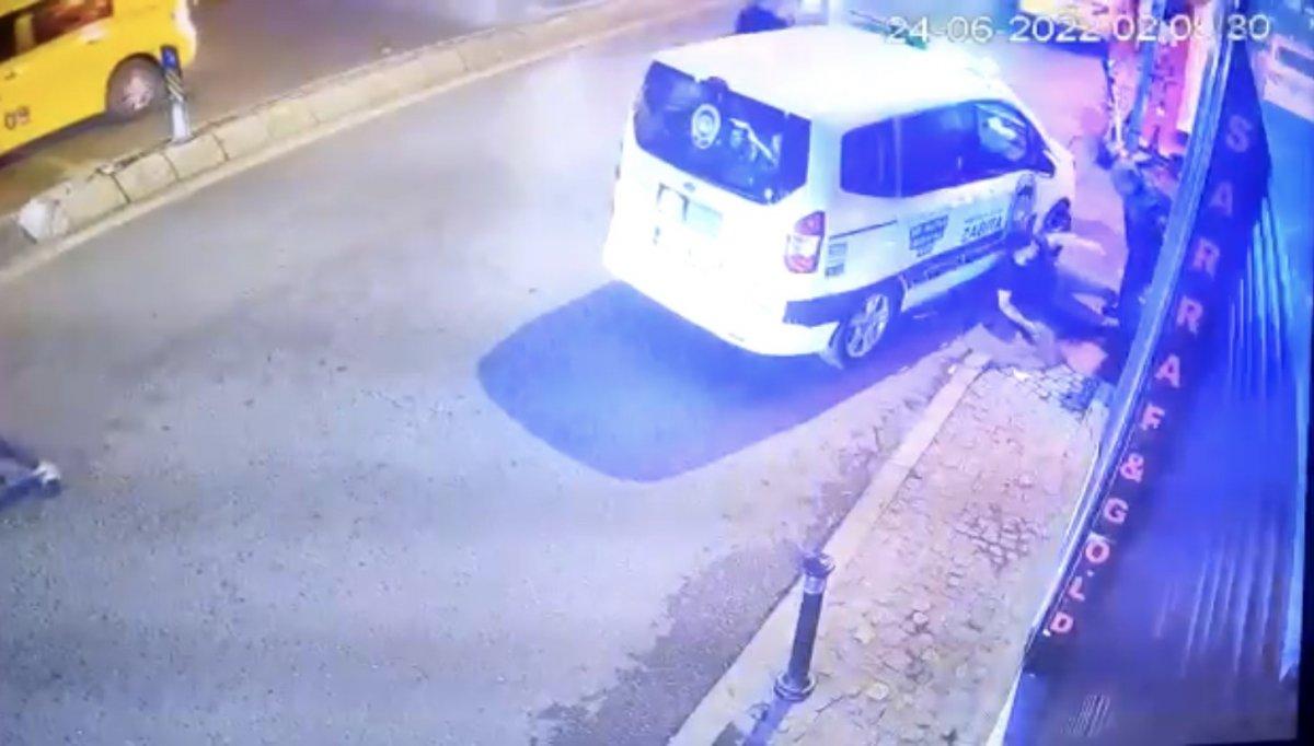 Beşiktaş'ta zabıtalarla afiş kavgasında ortalık karıştı