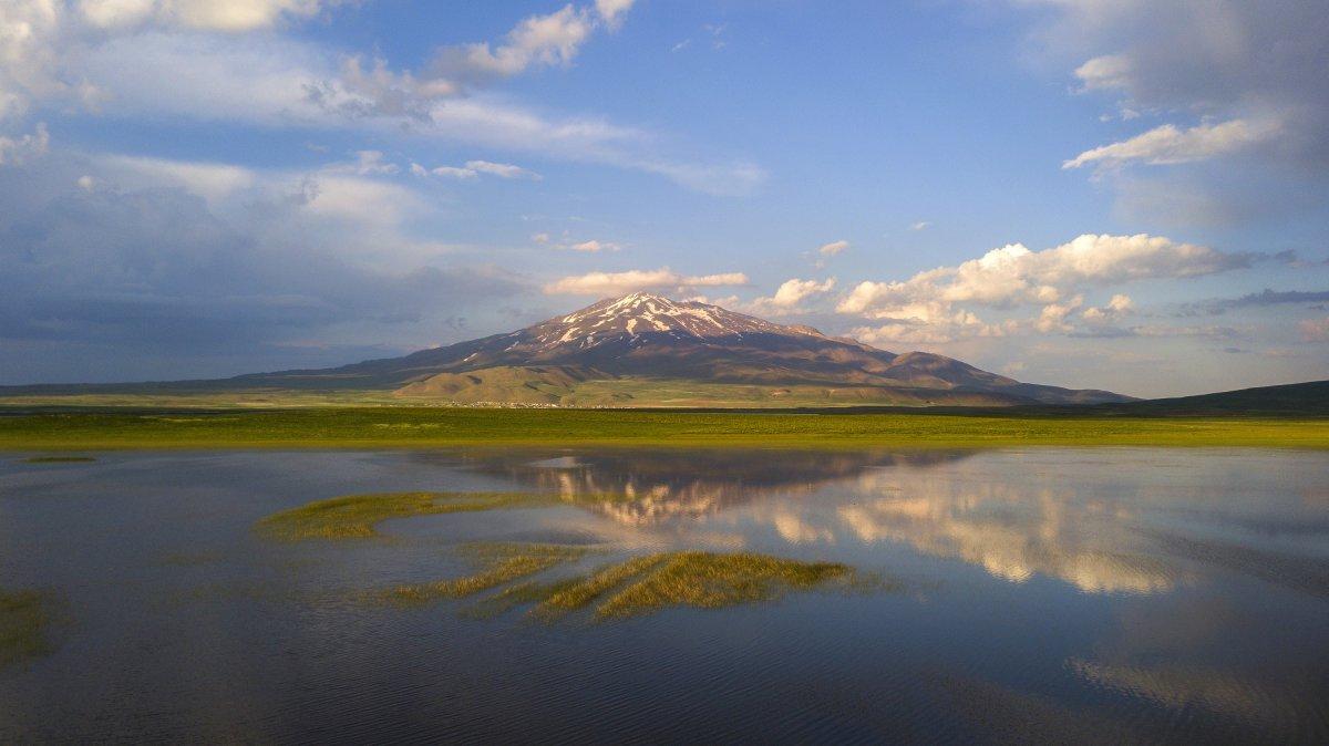 Bitlis'teki Süphan Dağı’nın Cil Gölü’ne yansıması büyüledi