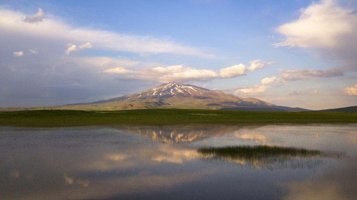 Bitlis'teki Süphan Dağı’nın Cil Gölü’ne yansıması büyüledi