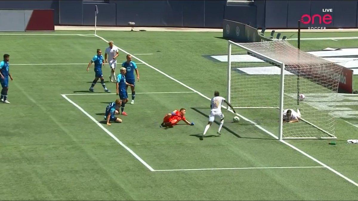 William Akio takım arkadaşının golünü engelledi