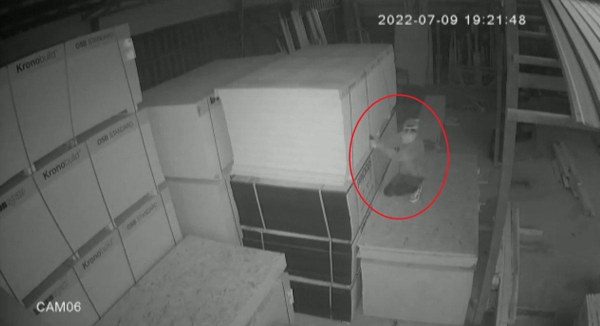 Bursa'da hırsızlar, bayramdan faydalanarak fabrika soydu