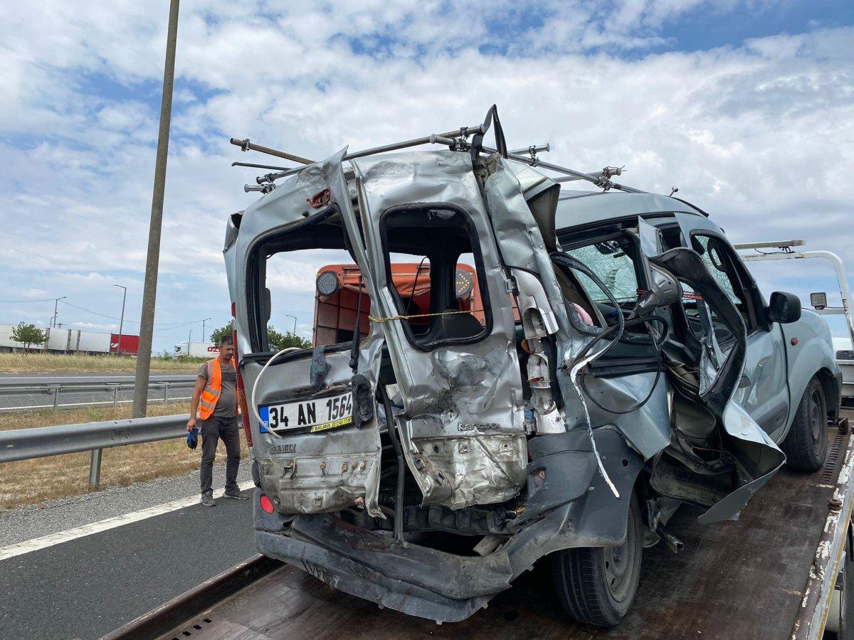 Tekirdağ'da hafif ticari araca kamyon çarptı
